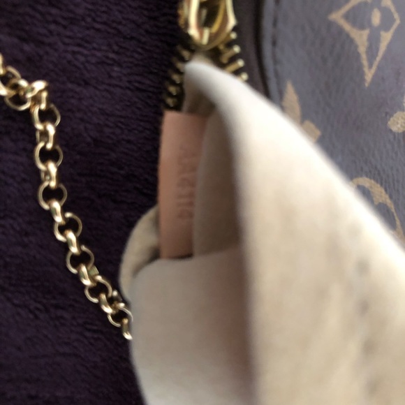 ☀️Louis Vuitton Sale☀️ Louis wristlet  with strap - Picture 8 of 8